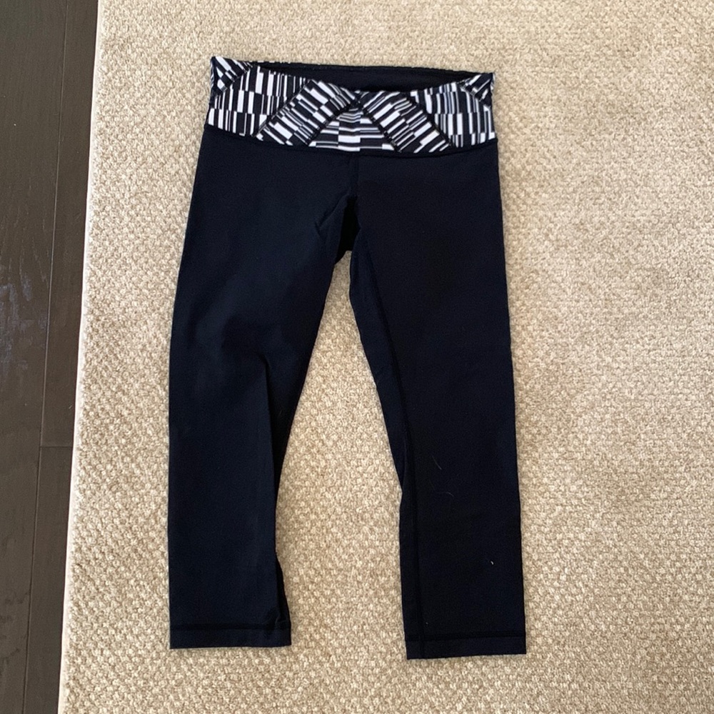 Lululemon cropped wunder under leggings.